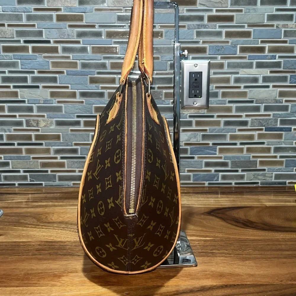 Authentic LOUIS VUITTON monogrammed Ellipse MM Handbag - Picture 4 of 9
